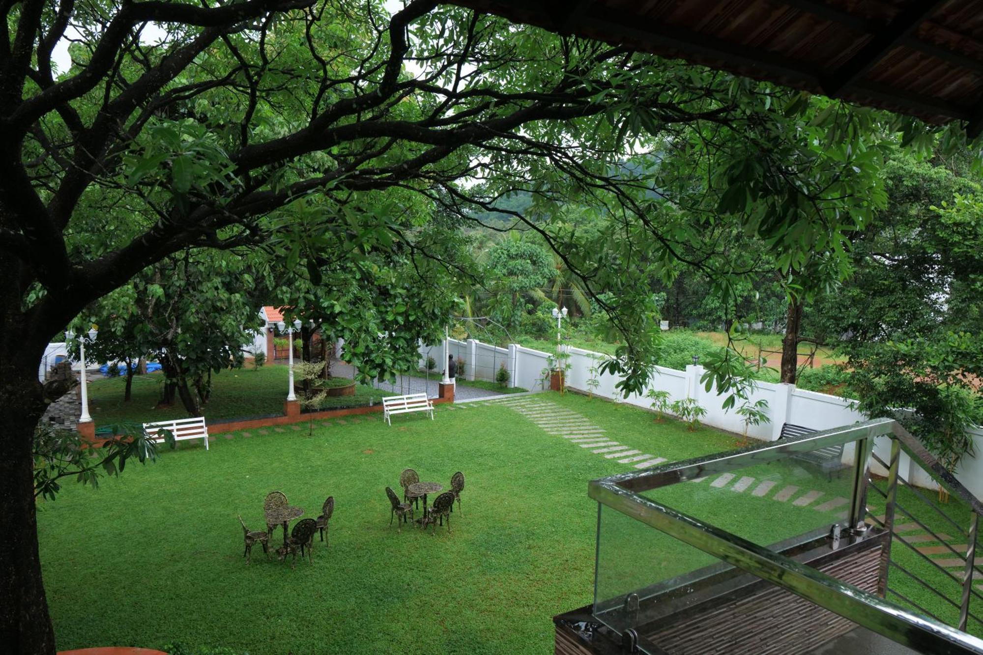Athirappilly Rainland Resort Exterior photo