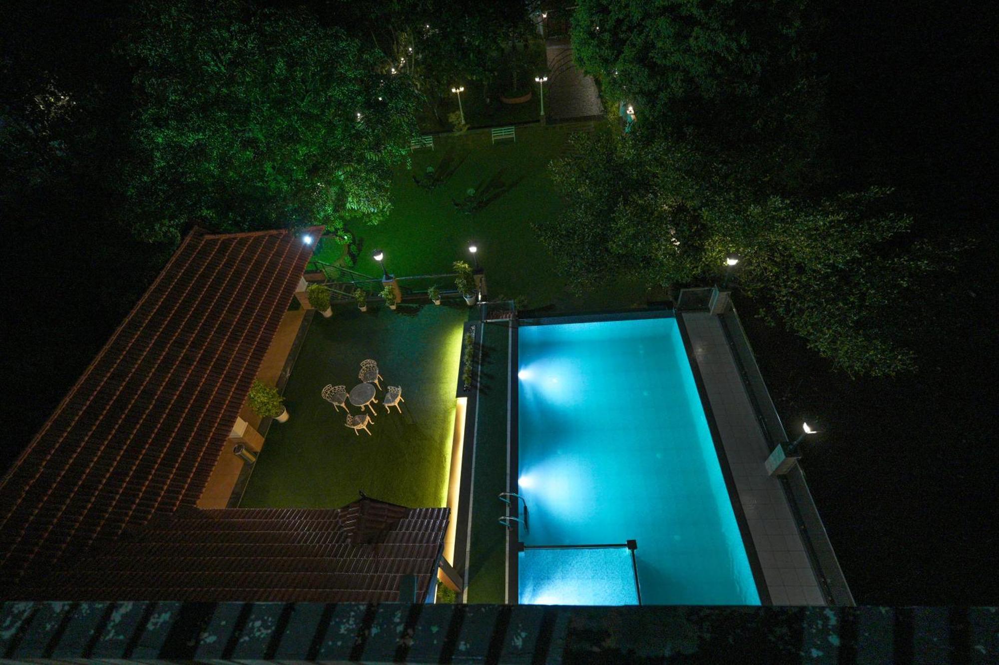 Athirappilly Rainland Resort Exterior photo
