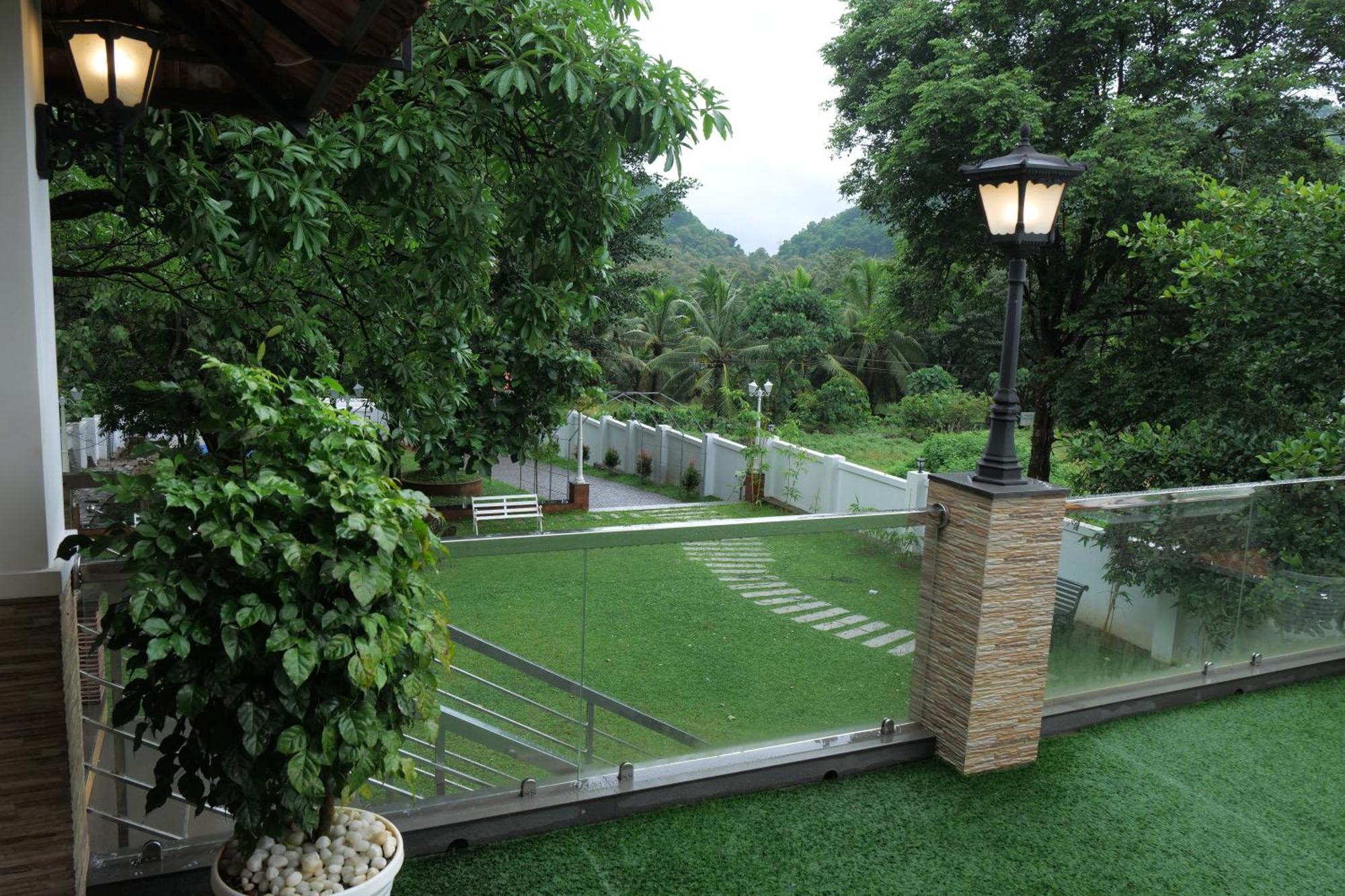 Athirappilly Rainland Resort Exterior photo